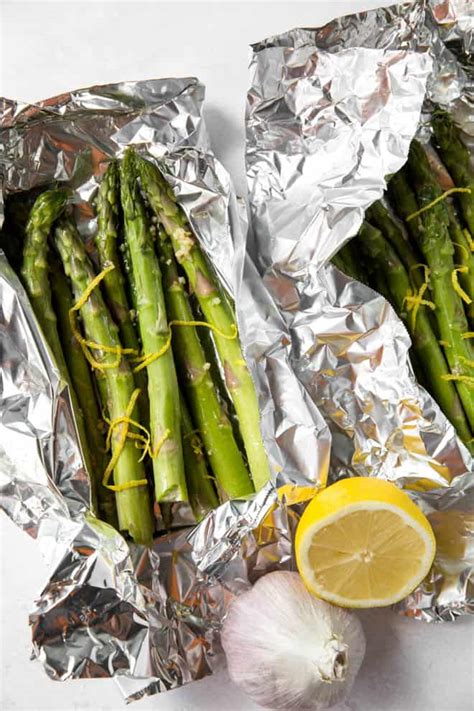 Lemon garlic grilled asparagus in foil - Spoonful of Flavor