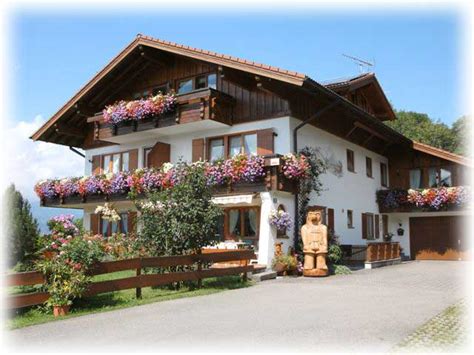At haus alpenrose, a garden and a shared lounge and ski storage are offered. Haus Alpenrose | urlaubsreisen-in-deutschland.de