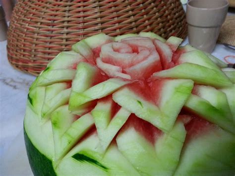 Bahan terbaik untuk ukiran agak dianggap buah besar dengan kulit keras. ukir buah tembikai
