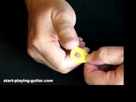 It's actually quite a personal thing, how a guitarist holds their pick. Proper Way To Hold Guitar Pick - YouTube