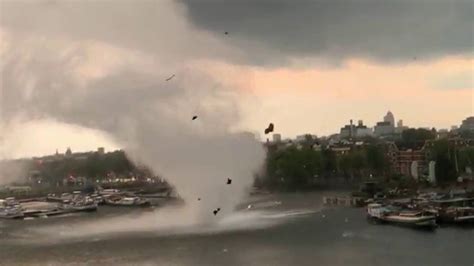 Tornado just touched down in amsterdam #amsterdam #tornado pic.twitter.com/ermkkqyuut. Tornado boven Amsterdam: 'Ik hoopte dat hij niet op mij ...
