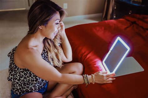 See Yourself In The Best Light With Vanity Planet Pose Led Travel Mirror Predupre