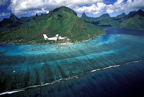 Vista Aérea De Moorea Y La Bahía De Opunohu Tahiti Society Islands