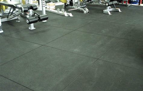 Choosing the right kind of gym floor covering is an important starting step in creating a favorable workout space. Rubber Gym Flooring - WWW.JCMUSCLEBUILDING.COM