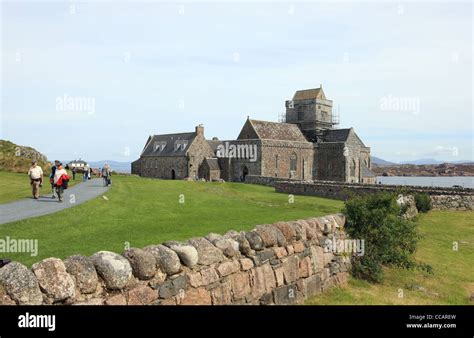 Visitors At Iona Abbey In The Inner Hebrides Of Scotland Stock Photo