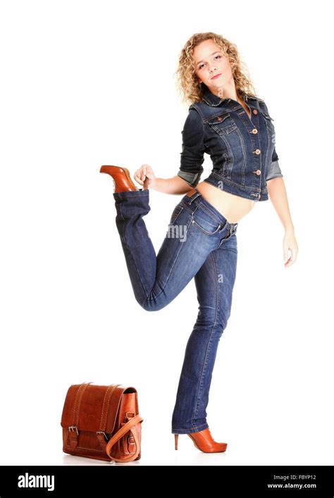 Schöne Junge Frau Blonde Stehende Ganzkörper In Jeans Isoliert Stockfotografie Alamy