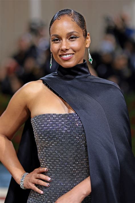 Alicia Keys A Dévoilé Sa Nouvelle Collection De Makeup Lors Du Met Gala