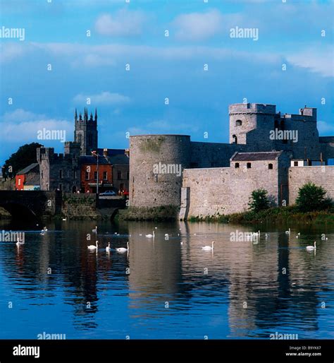 King Johns Castle Co Limerick River Shannon Ireland Stock Photo Alamy