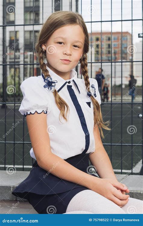 Colegiala Elemental Linda En Uniforme En El Patio Foto De Archivo