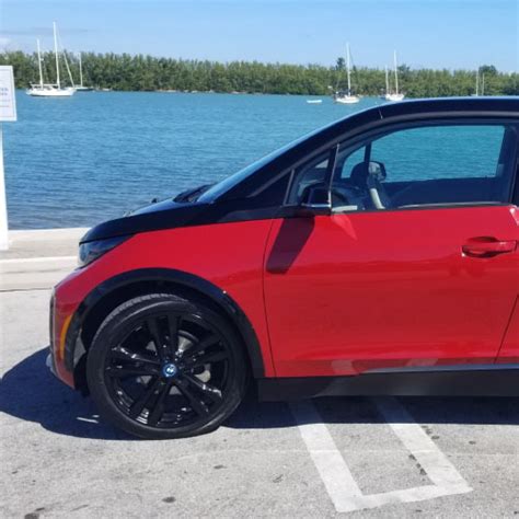 El principal objetivo de bmw a la hora de modificar el aspecto del i3 ha sido remarcar la anchura del vehículo mediante una moldura cromada que recorre la zaga del i3 a lo ancho o la. 2018 BMW i3: Review y Precio | Nacho Autos