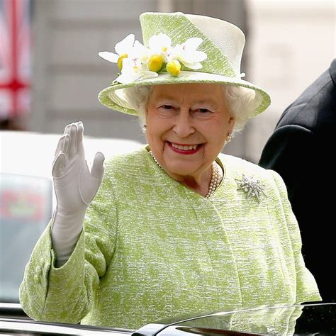 the queen just threw shade at the obamas in the most epic way possible brit co