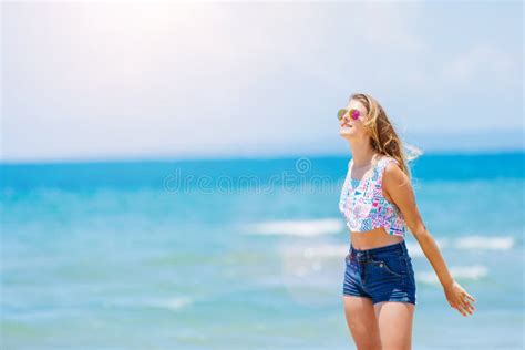 Mädchen Im Bikini Der Spaß Auf Tropischem Strand Liegt Und Hat Stockbild Bild Von Draussen