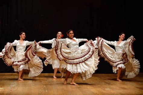 ¿cómo Se Baila La Danza Folklórica Tipos De Danzas