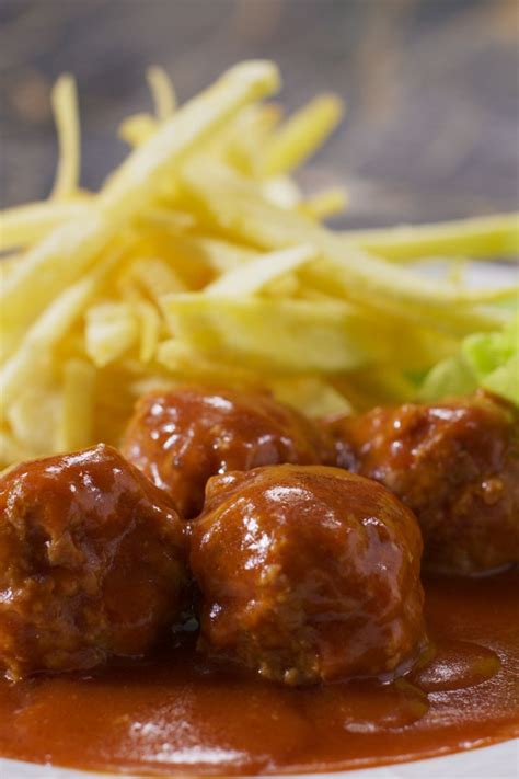 Balletjes in tomatensaus met kropsla en frietjes Recepten