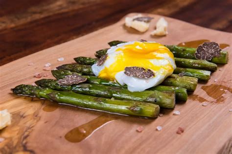 Gegrilde Asperges Gepocheerd Ei Met Witte Truffelroomsaus La Cerqua