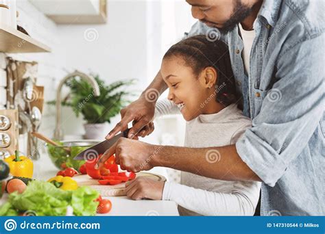 Pap E Hija Que Cocinan Junto Foto De Archivo Imagen De Padre Gusto