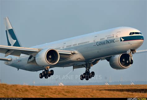 B Kpn Cathay Pacific Boeing 777 300er At Paris Charles De Gaulle