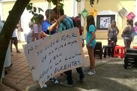 Los docentes han rechazado la postura de mineducación de no negociar en medio de las protestas. Familias y maestros con carteles de apoyo a la marcha ...