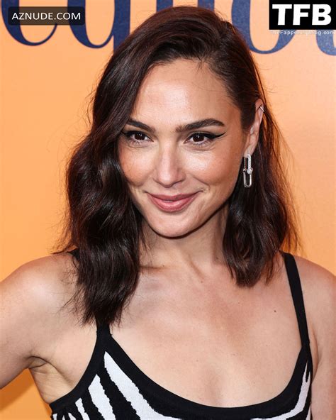 Gal Gadot Sexy Seen Showcasing Her Hot Figure At The Traveling