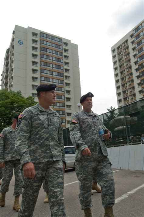 8th Us Army Officials Tour Hannam Village Housing Area Article
