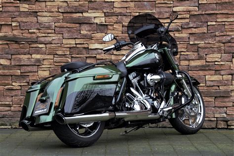 I noticed that harley offers a cam plate upgrade wich is black and screamin eagle. 2014 Harley-Davidson FLHRSE Road King CVO 110 Screamin ...