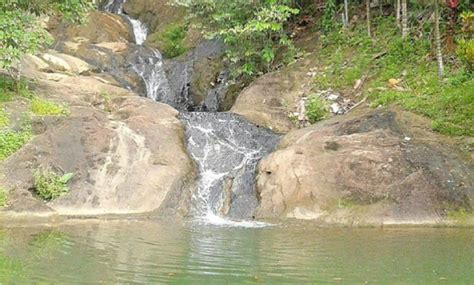 Selain itu ombaknya juga relatif aman bagi pengunjung untuk siapa bilang di bandar lampung tidak anda air terjun. 10 Gambar Air Terjun Pinang Seribu Balikpapan, Lokasi ...