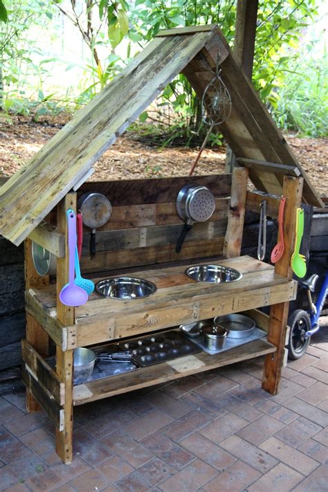 Wet and dry activity areas, hob and mud kitchen stencils, oven with door, removable splash tub, storage, hanging rail, chalkboard, serving station, stainless steel pots, pans, and whisk. modderkeuken, heerlijk spelen met zand, water, bladeren ...