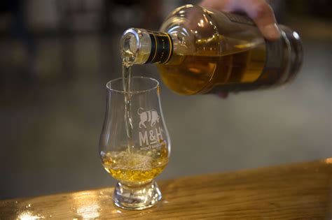 un whisky vendu 15 euros chez lidl élu meilleur scotch du monde