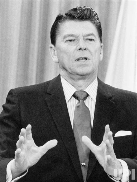 Photo Ronald Reagan At A Press Conference Wax2004060515