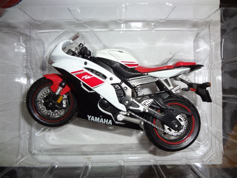 2007 yamaha yzf r6 candy red great all around sport bike. Red & White Yamaha R6 ~ Maisto | Add Notes to explain the ...