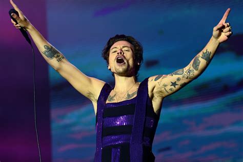 Harry Styles Is Matching Tour Outfits With Flags And Were Obsessed
