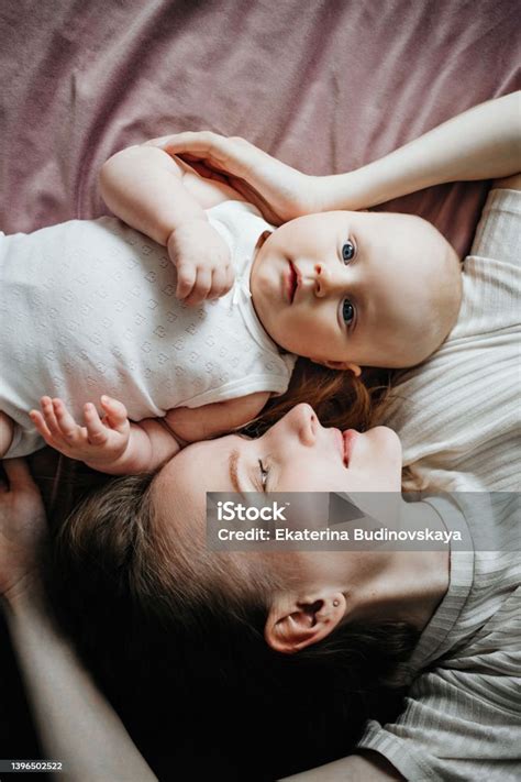 Mamá Se Acuesta Con El Bebé En La Cama Foto De Stock Y Más Banco De