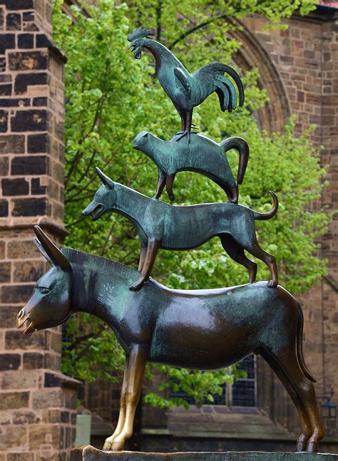 Es war einmal ein mann, der hatte einen esel, welcher schon lange jahre unverdrossen die säcke in die mühle getragen hatte. Bremen - Die Bremer Stadtmusikanten | Die Bremer ...