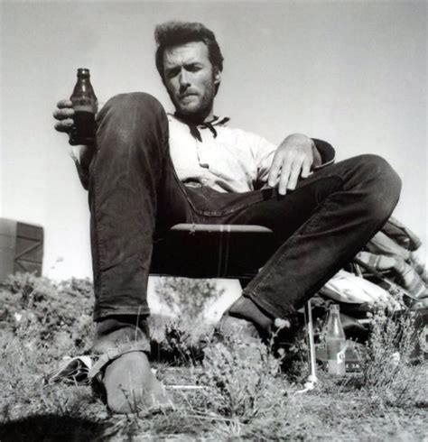 Clint Eastwood Relaxing On The Set Of The Good The Bad And The Ugly Clint Eastwood Foto