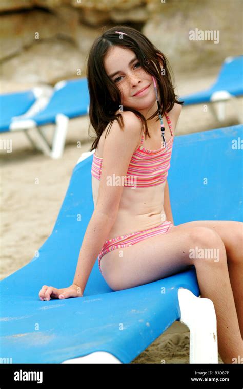 Una Niña De 10 Años Se Sienta En Una Tumbona En La Playa De Vacaciones De Verano Fotografía De
