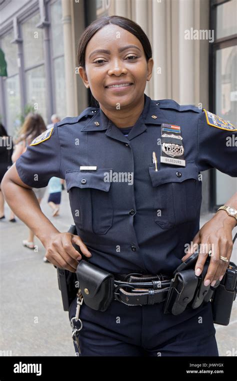 Retrato de una hermosa mujer policía de la ciudad de Nueva York en una