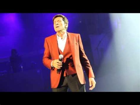verse 2 tu non sai che peso ha questa musica leggera ti ci innamori e vivi ma ci puoi morire quando è sera io di voce ce ne avrei ma non per gridare aiuto nemmeno tu mi hai mai sentito mi son tenuto il mio segreto tu sorda e. Uno su mille - Gianni Morandi - Capitani Coraggiosi - Live ...