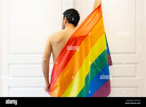 Junger Dunkelhaariger Mann Von Hinten Mit Nackten Rücken Bedeckt Mit Lgbtqi Regenbogenfahne In