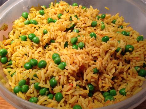 Season with 2 bay leaves, a pinch of oregano and 1 garlic clove. Arroz imperial vegano | Vegan Latino