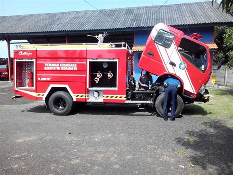 Kebakaran kilang minyak balongan indramayu, 1.078 listrik pelanggan mati. PEMADAM KEBAKARAN INDRAMAYU: Keseharian Damkar indramayu
