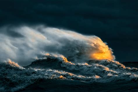 Photographer Trevor Pottelberg Captures Amazing Waves During Storms On