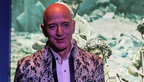 Jeff Bezos sarà a bordo del primo volo turistico nello Spazio