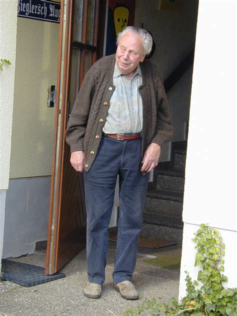 รูปภาพ ชาย เสื้อผ้า ประตู แจ๊กเก็ต รองเท้า คุณปู่ อายุ ตำแหน่งของมนุษย์ 1200x1600