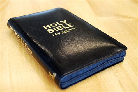 Niv Pocket Black Bonded Leather Bible With Zip 9781444701661 £2499
