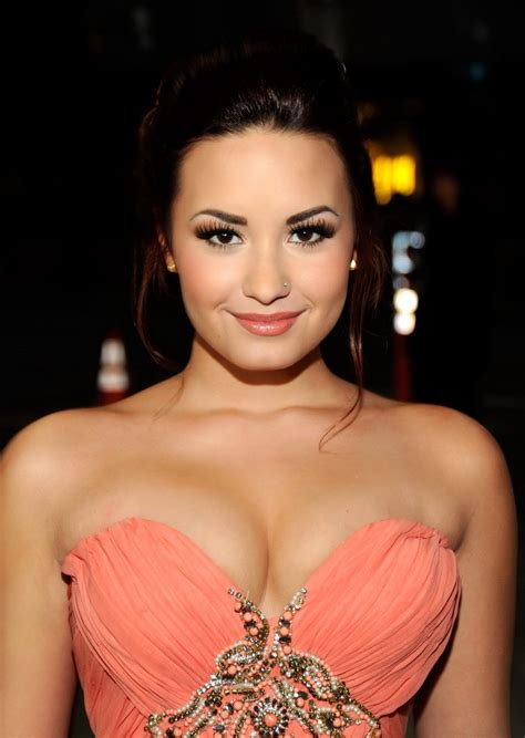 demi lovato shows cleavage wearing strapless dress at 2012 people s choice award porn pictures