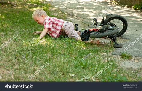 4087 Child Hurt Knee Images Stock Photos And Vectors Shutterstock