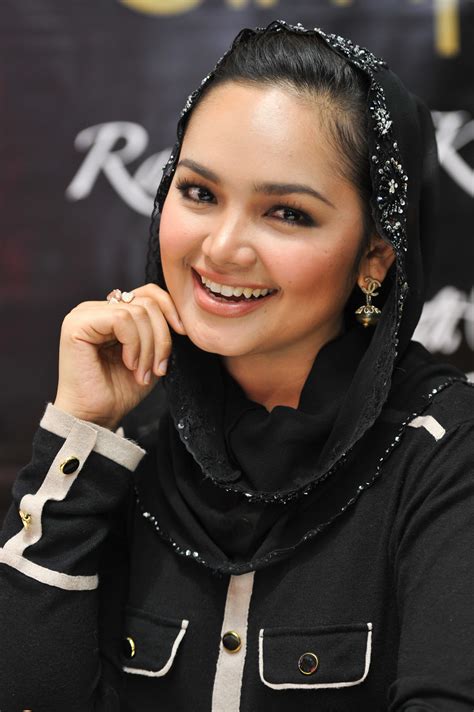 Biodata Dan Foto Siti Nurhaliza