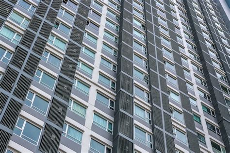 Una Moderna Torre De Condominios De Gran Altura Que Se Eleva En Un