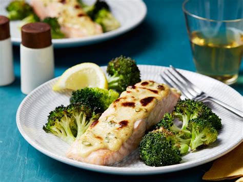 Inspiring cooks and nourishing homes through daily recipes, tips, kitchen design, and shopping guides. 15-Minute Broiled Salmon and Broccoli Recipe | Food ...