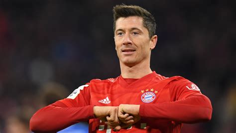 Robert lewandowski is a polish professional footballer who plays as a striker for bundesliga club bayern munich and is the captain of the po. Robert Lewandowski: ile zarabia gwiazdor Bayernu Monachium ...